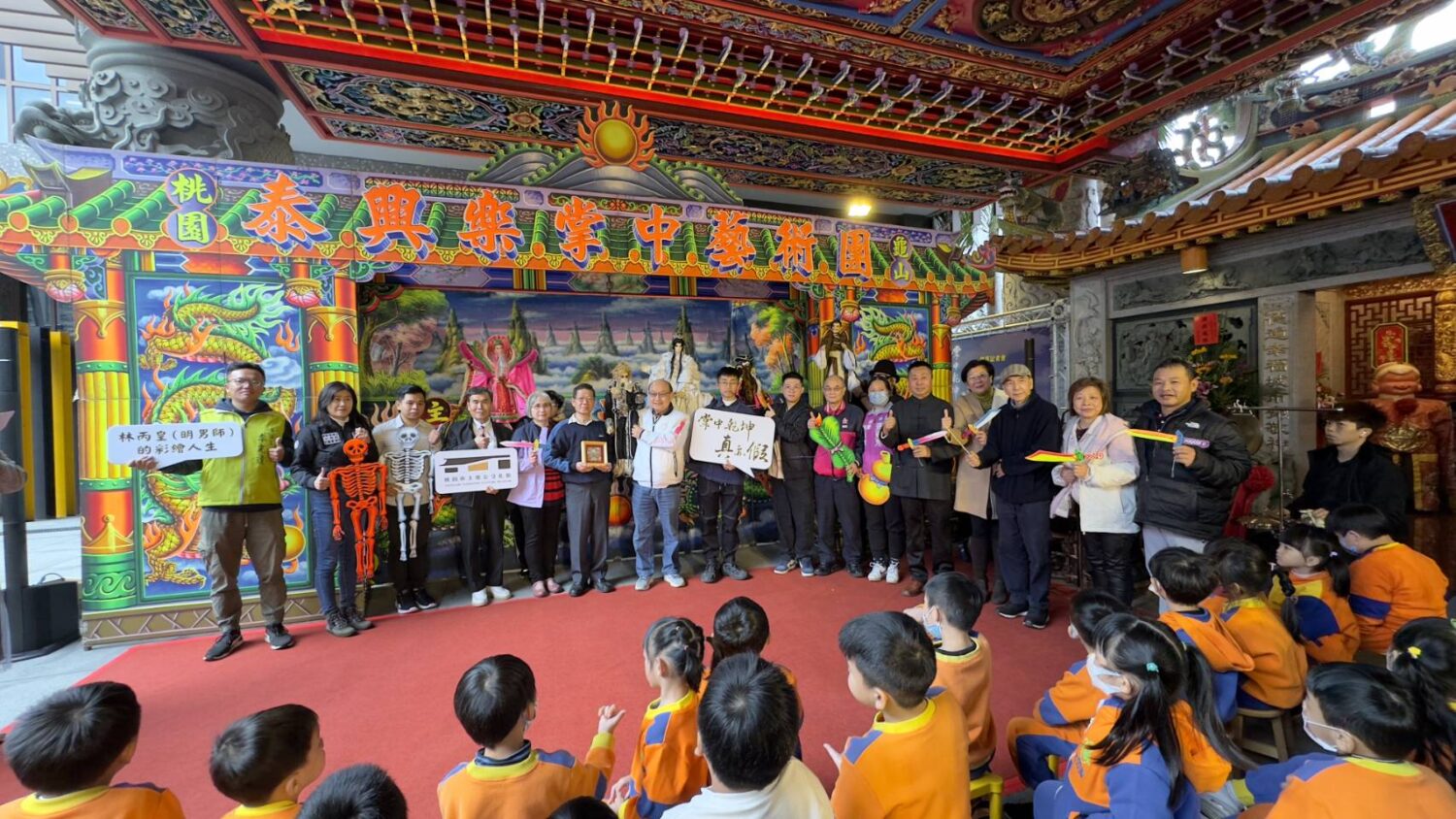 桃園市土地公文化館跨年大展　欣賞台灣布袋戲繪景傳統技藝-今傳媒